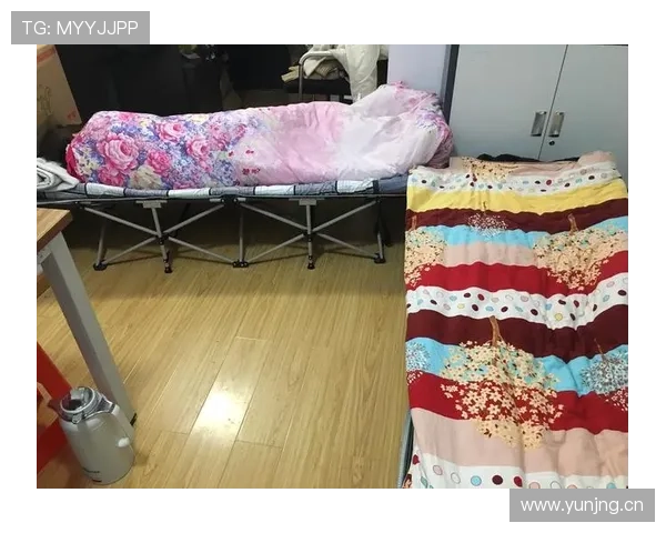 邹敬园家里摆满奖杯，自己睡折叠床？